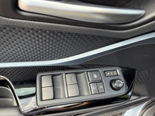 Cargar imagen en el visor de la galería, TOYOTA C-HR 2.0 180H Advance

